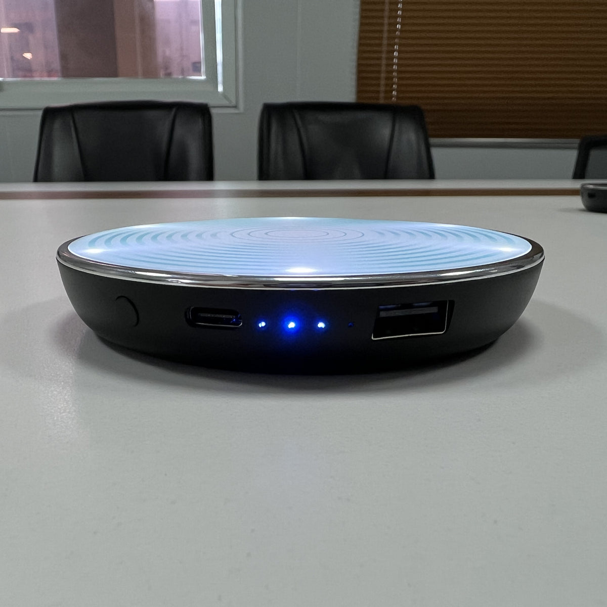 Star Trek Qi Wireless Charger With Illuminated Transporter Pad & Built-In Power bank